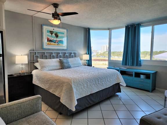 Tootsie's Next Door! Top of The Gulf!