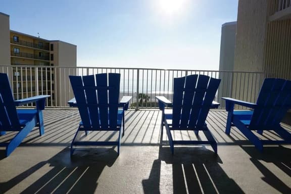 Tootsie's Next Door! Top of The Gulf!